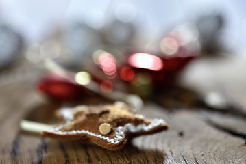 Boże Narodzenie - rozmyte tło z dekoracjami świątecznymi: bombkami, światełkami, gwiazdkami