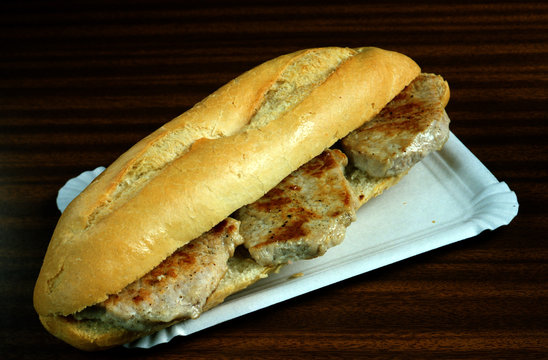 Bocadillo de barrita de pan con tre trozos de lomo a la plancha.
