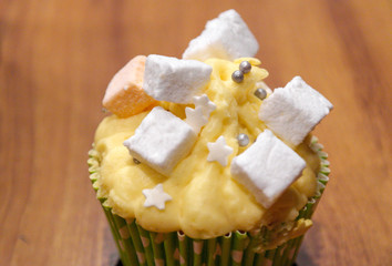Cupcake sucré icing aux chamallow et perles de sucre, objet détouré