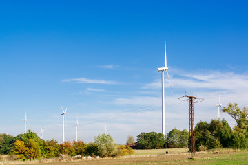 Winkrafträder drehen sich im Wind