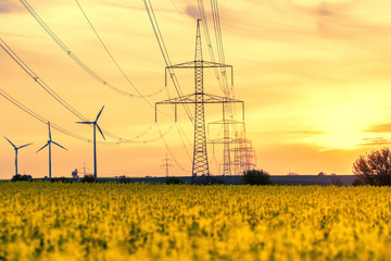 Strommasten und Windräder