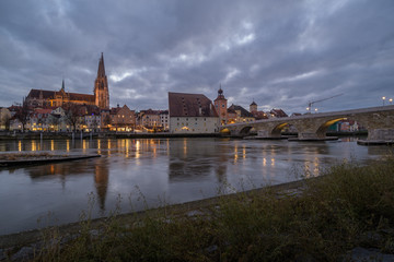 Stadt Regensburg gespiegelt in der Donau
