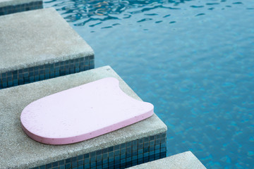 Pink foam board for the teaching of swimming