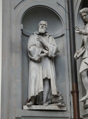 Estatua de Galileo Galilei en el Piazzale degli Uffizi, Florencia.
