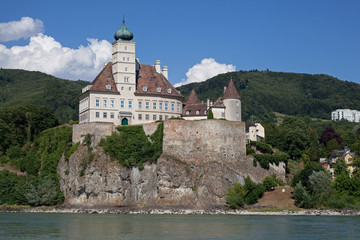 Fototapeta na wymiar Castle Schloss Schohnbuhel on Danube, Austria