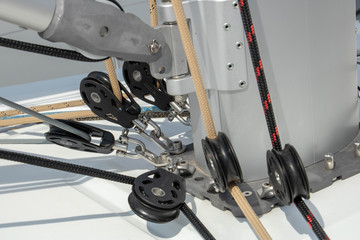 Pied de mât avec les poulies de renvoi et l'attache de la baume voilier de luxe, salon du bateau 2018 Cannes © Noble Nature