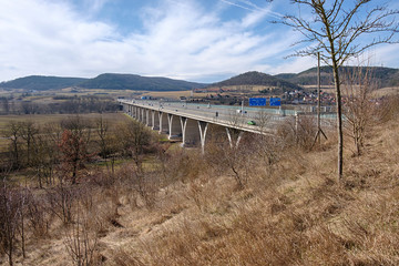Fototapeta na wymiar Blick auf die Südseite der Saaletalbrücke bei Jena-Lobeda