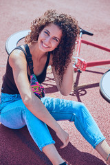 Model mit Locken Lächelt, girl in Jeans Lächeln