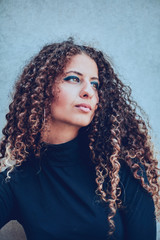 Emotionen Model mit Locken Lächelt, Trauer und Freude girl in Jeans Lächeln Blick Sommerfreude