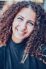 Emotionen Model mit Locken Lächelt, Trauer und Freude girl in Jeans Lächeln Blick Sommerfreude