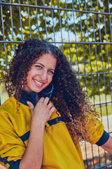 Emotionen Model mit Locken Lächelt, Trauer und Freude girl in Jeans Lächeln Blick Sommerfreude