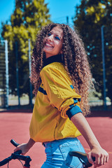 Emotionen Model mit Locken Lächelt, Trauer und Freude girl in Jeans Lächeln Blick Sommerfreude