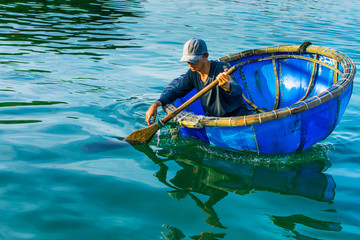 Wietnamski rybak na okrągłej ł&oacute;dce