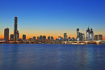 Obraz premium the night view of the city from the Han River in Seoul