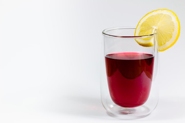 Heiße Zitrone, Erkältungstee im Glas mit Zitrone