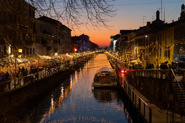 Luci di Natale sul naviglio a Milano