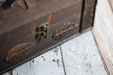 Alte Truhe auf Holzdielen