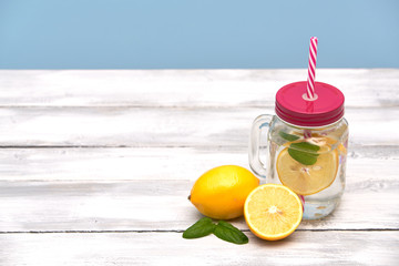 Woda z cytryną w pojemniku