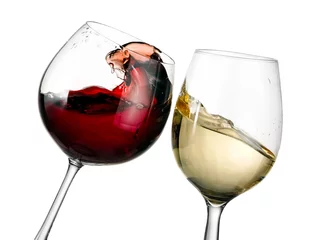 Foto op Plexiglas Rode en witte wijnglazen plashen, close-up © Mariyana M