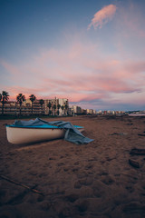 puesta de sol en la playa con barca