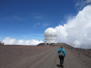 Wanderin mit Observatorium auf dem Mauna Kea  auf Hawaii 