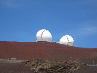 Kuppeln des Mauna Kea Observatorium auf Hawaii 