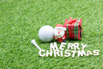 Naklejka premium Merry Christmas to golfer with Santa and tee with golf ball on green grass