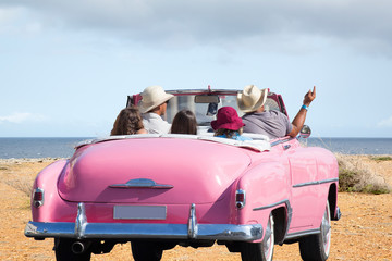 Oldtimer am Strand auf Kuba (Karibik)