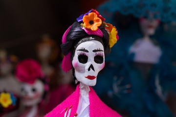 La catrina luce sus adornos con gracia.