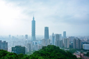 Obraz premium Taipei cityscape in a cloudy and foggy day taken from the elephant mountain viewpoint