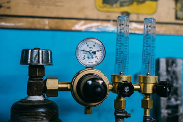 Carbon dioxide cylinder reduser with pressure meters