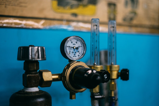 Carbon dioxide cylinder reduser with pressure meters
