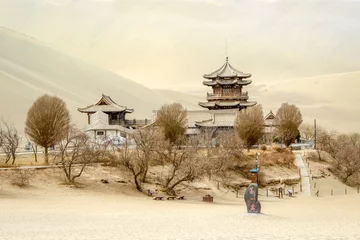 Foto op Plexiglas China Mingsha Shan Sand Mountain en Crescent Moon Lake in Dunhuang, Gansu, China