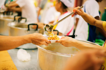 Sharing food with people in poor communities : The concept of feeding