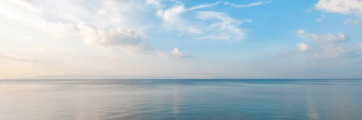 Foto op Aluminium Helder prachtig zeegezicht, zandstrand, wolken weerspiegeld in het water, natuurlijke minimalistische achtergrond en textuur, panoramisch uitzicht banner © olezzo