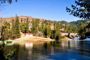 Obraz premium A beautiful view of the Banjosa lake during winter