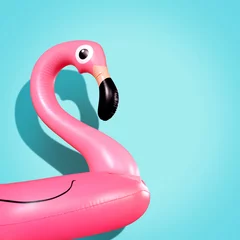 Fotobehang Reuze opblaasbare Flamingo op een blauwe achtergrond, pool float party, trendy zomer concept © SEE D JAN