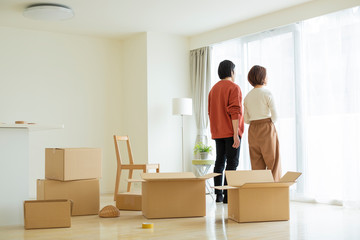 引越し作業中の夫婦