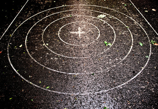 Zielscheibe, Fadenkreuz, auf Asphalt aufgemalt