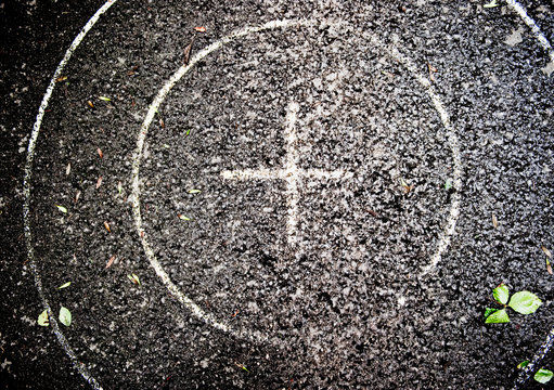 Zielscheibe, Fadenkreuz, auf Asphalt aufgemalt