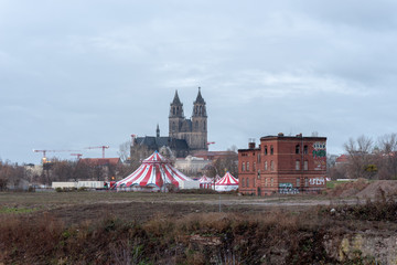 Blick auf den Zirkus Busch mit dem Magdeburger Dom