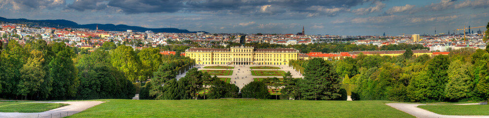 Obraz premium Widok Wiednia z pałacem Schönbrunn na pierwszym planie