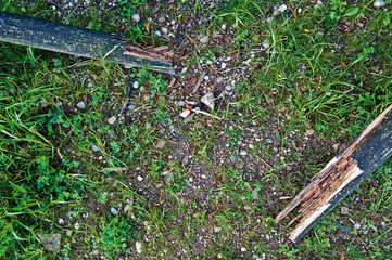 zerbrochener Holzstamm eines Trennzaunes