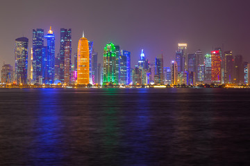 Fototapeta premium Wgląd nocy panoramę miasta Doha, Katar
