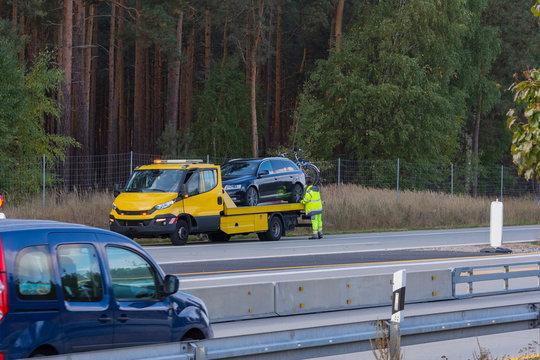 Abschleppwagen auf der Autobahn
