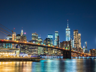 ニューヨーク　ブルックリン・ブリッジとマンハッタンの摩天楼