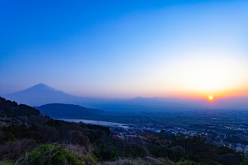 富士山と日の出、静岡県富士市にて