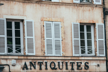 Obraz premium Façade vintage d'un antiquaire, Bourgogne