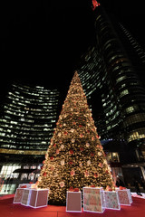 Piazza Gae Aulenti a Natale con albero