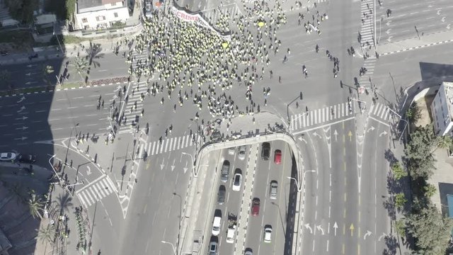Yellow vests protest in Tel Aviv against Natanyahu rule, 4k aerial ungraded/flat